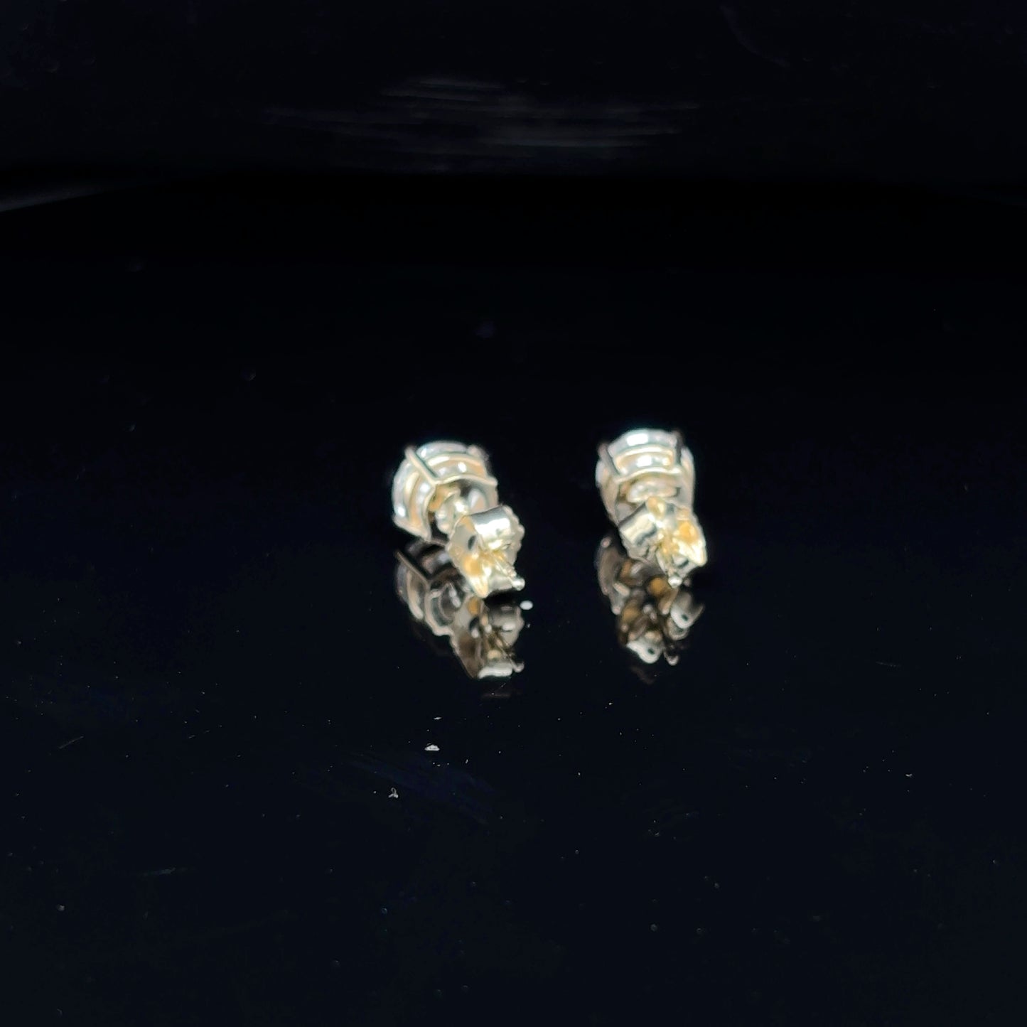14kt White Gold Round Lab Grown Diamond Studs (Screwback)